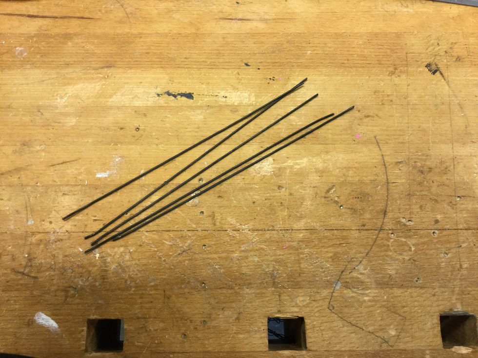 B\u00f6rja med att klippa till 5 st bitar av 1,5mm-tr\u00e5den. Bitarna ska vara 20 cm l\u00e5nga.