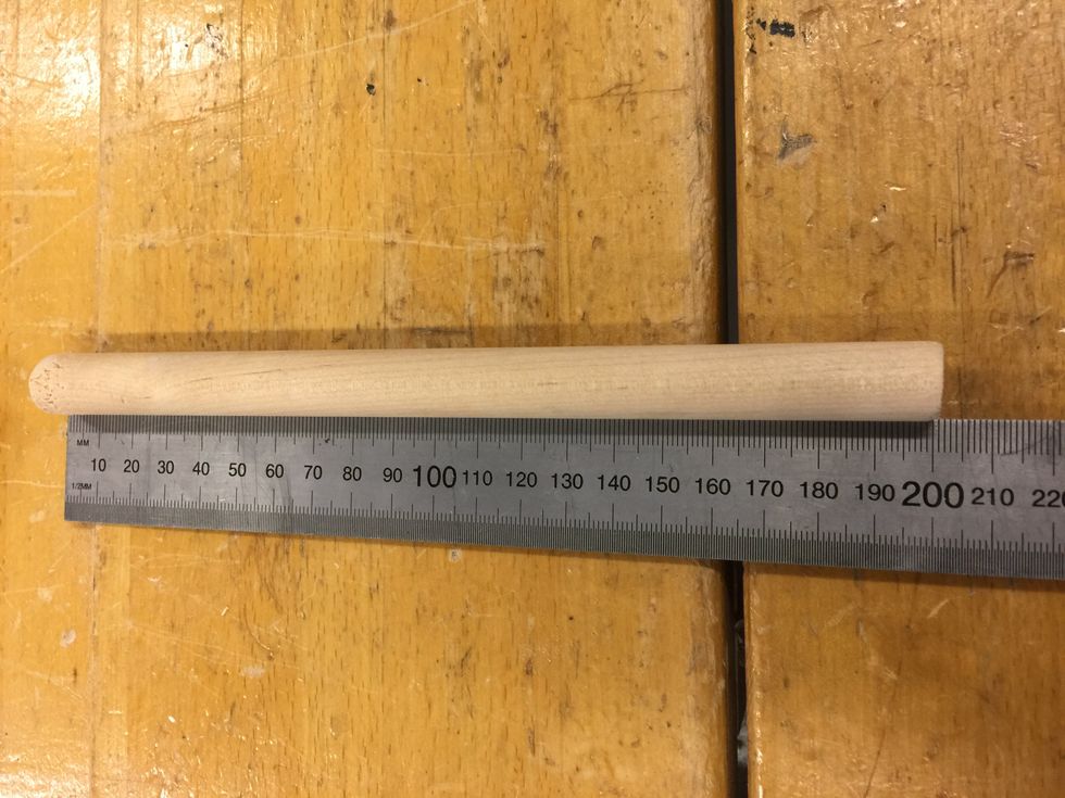 B\u00f6rja med att m\u00e4ta sex stycken 200mm l\u00e5nga, 15mm tjocka pinnar