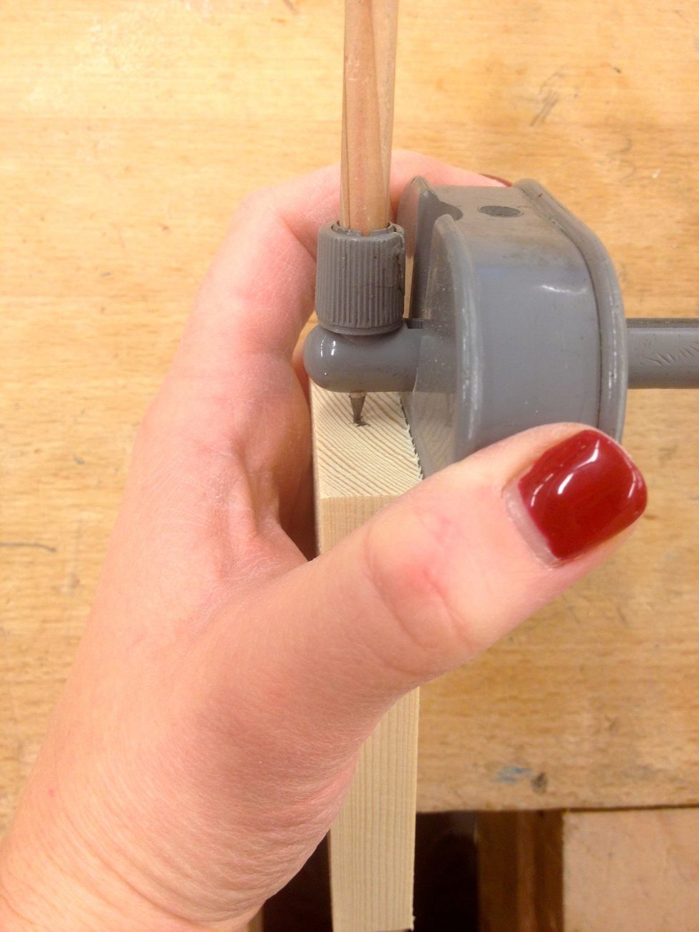 B\u00f6rja med att m\u00e5tta ut halva str\u00e4ckan av den ena biten.