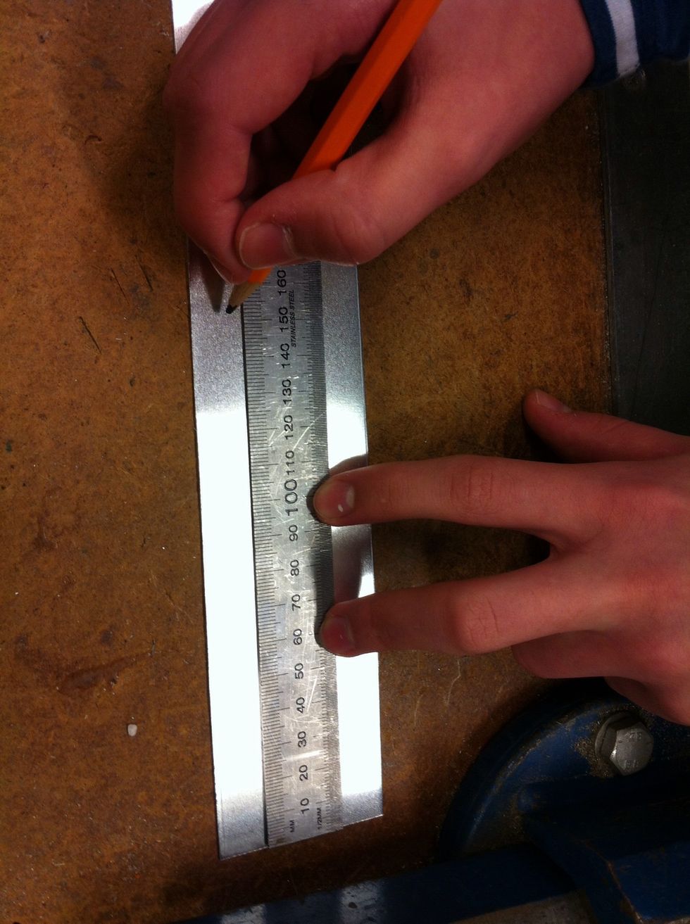 B\u00f6rja med att  markera ut p\u00e5 aluminiumremsor. Du beh\u00f6ver 6 pl\u00e5tar. 5st som ska vara 5x5 cm och en som ska vara 6x6cm. Fredrik har f\u00e4rdiga remsor:-)