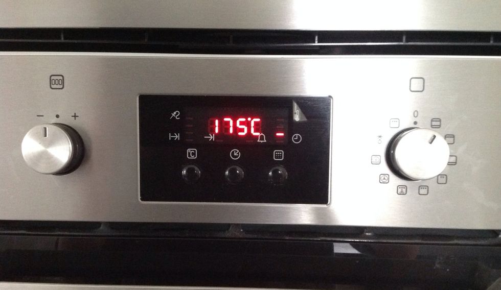 B\u00f6rja med att s\u00e4tta ugnen p\u00e5 175 g, om du har varmluft \u00e4r det ocks\u00e5 175 g.    Start with to set the oven on 175 degrees but if you have circotherm oven it is still the same.