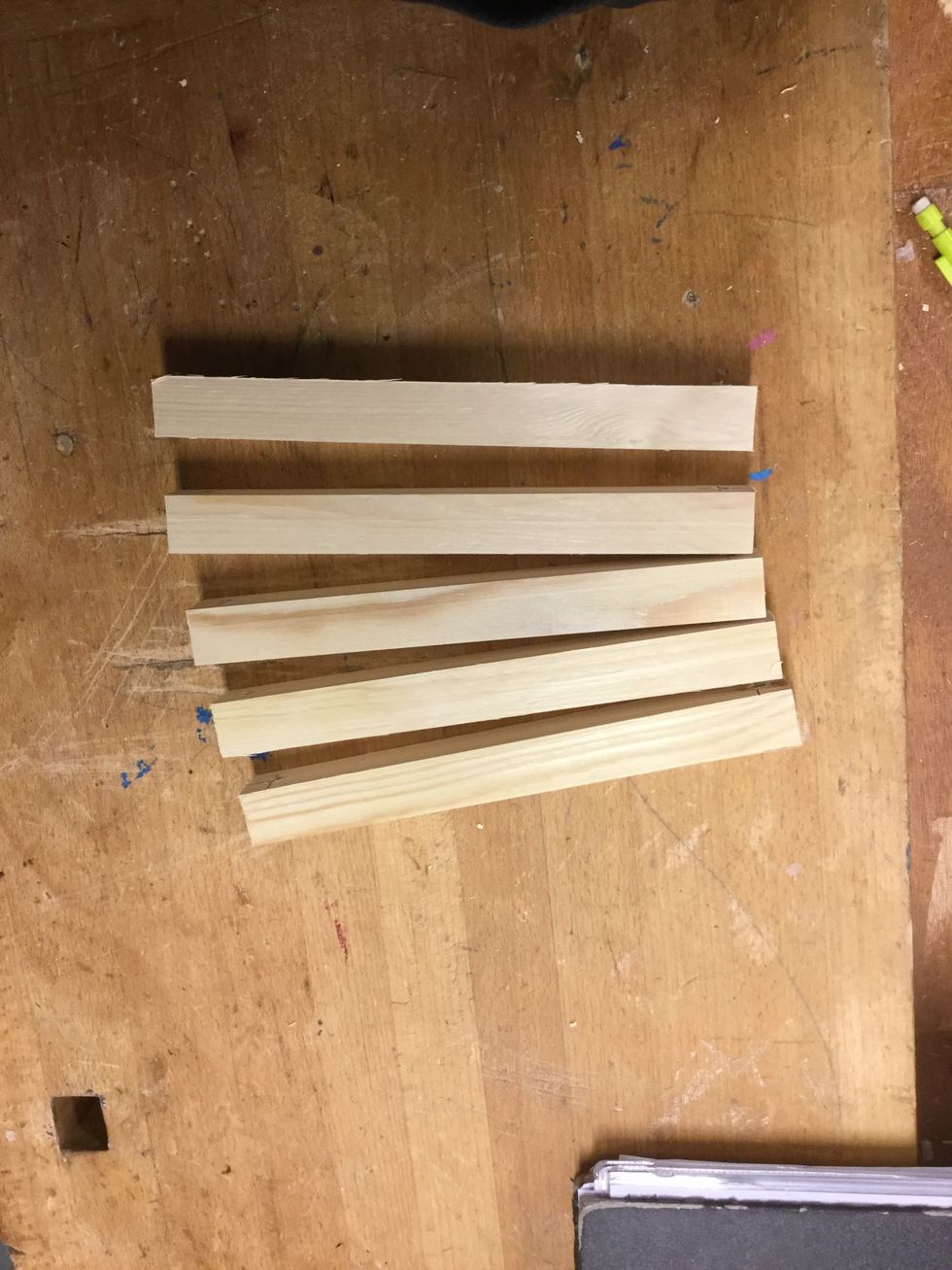 B\u00f6rja med att s\u00e5ga till 6 st bitar, 20 cm l\u00e5nga. S\u00e5ga f\u00f6rst till en bit, och anv\u00e4nd sedan den som en mall f\u00f6r de andra. Anv\u00e4nd s\u00e5gl\u00e5da.