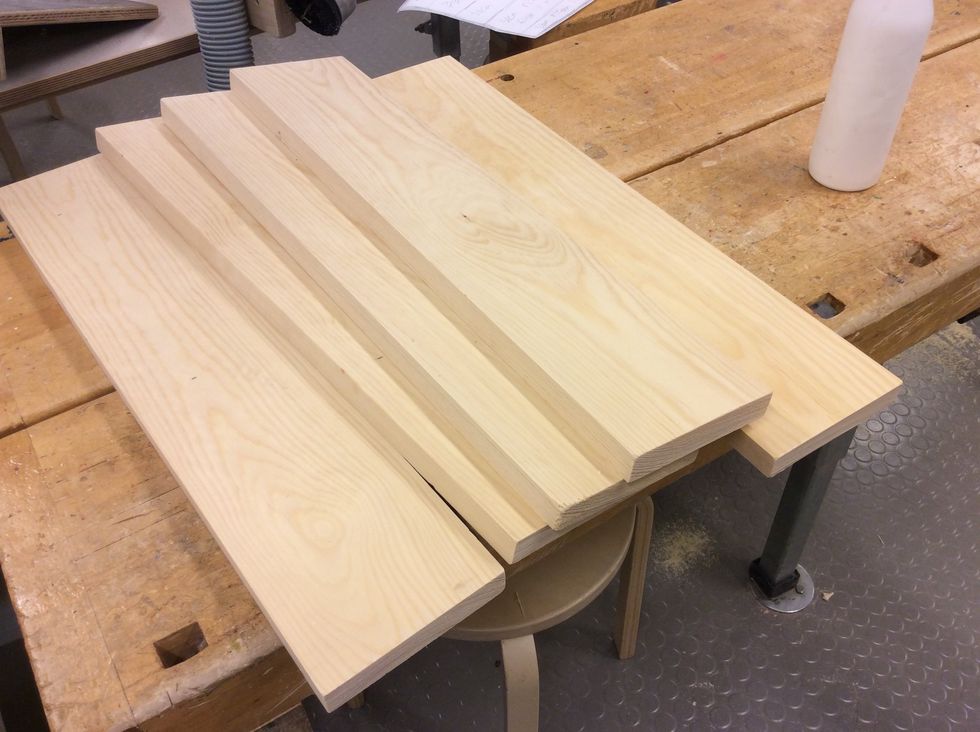 B\u00f6rja med att s\u00e5ga ut 5 stycken plankor av furu som ska vara 60cm l\u00e5nga och 12cm bredda. Sedan ska du lima ihop dessa s\u00e5 att diametern blir 60x60cm.