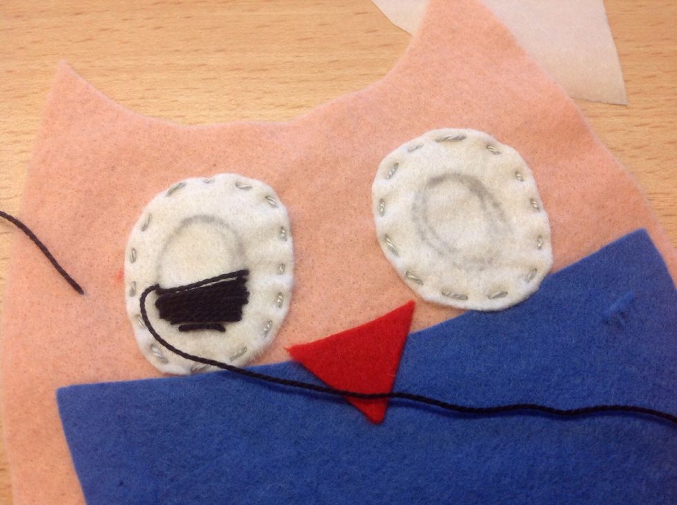 B\u00f6rja med att sy de olika stygnen. B\u00f6rja med stygnen som h\u00e5ller fast de olika delarna, sedan dekorationsstygnen.