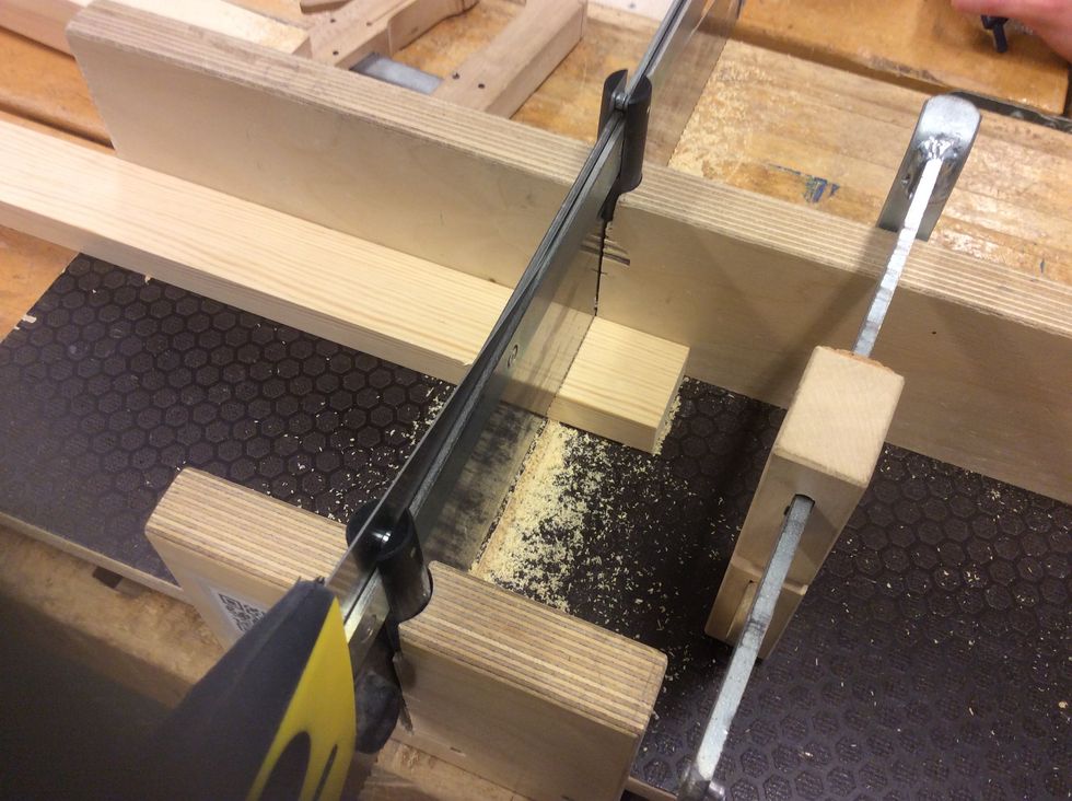 B\u00f6rja med att ta en furu planka och s\u00e5ga ut 2 stycken br\u00e4dor som ska vara 40x4,5cm men s\u00e5ga \u00e4ven ut 4 klossar som ska vara 4,5x4,5cm. De sm\u00e5 klossarna beh\u00f6ver vi lite senare.