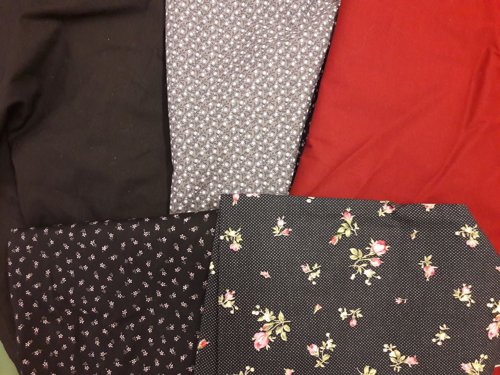 B\u00f6rja med att titta i tygsk\u00e5pet vilka tyger som finns. Om du v\u00e4ljer tyger i stuvl\u00e5dan visar du att du har f\u00f6rst\u00e5tt kunskapskravet "V\u00e4lja material utifr\u00e5n milj\u00f6aspekter".