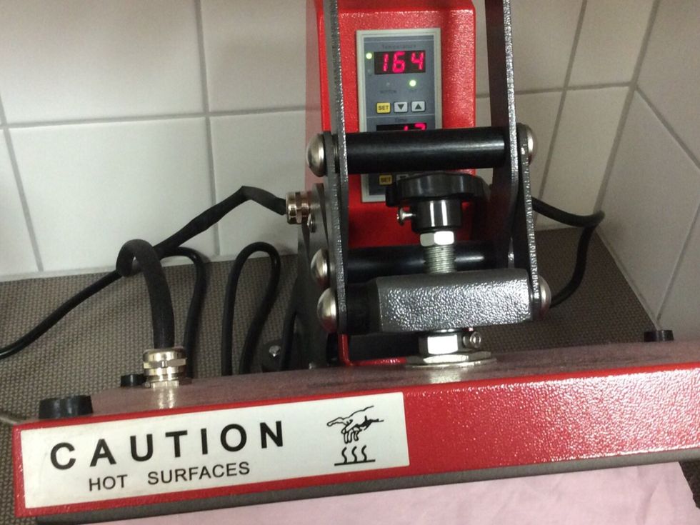 B\u00f6rja med att trycka p\u00e5 v\u00e4rmepressen.