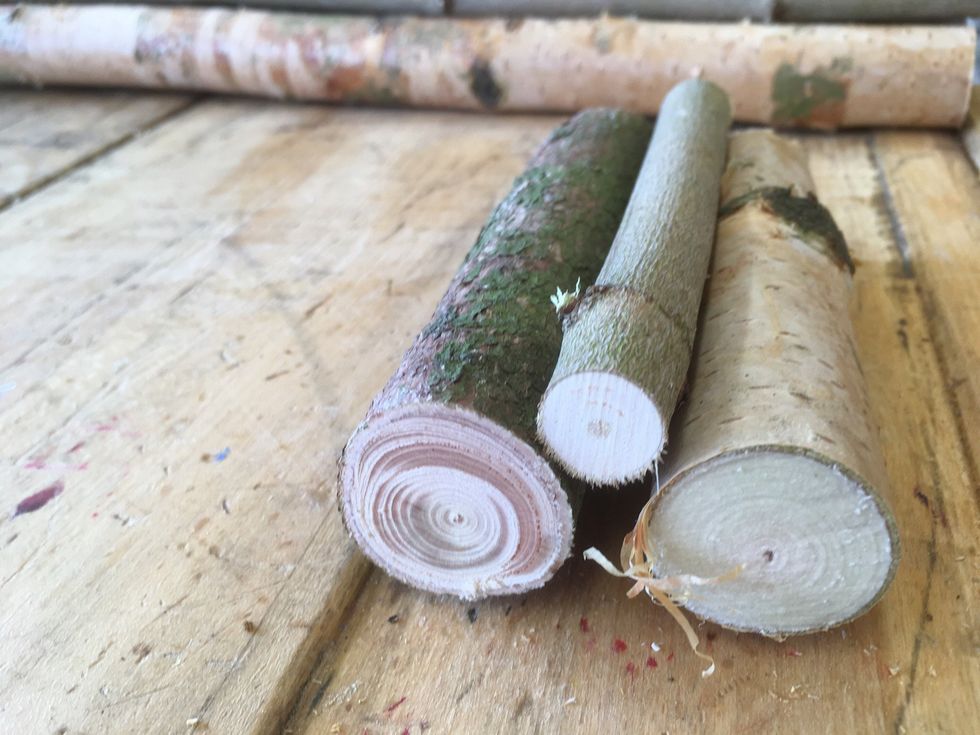 B\u00f6rja med att v\u00e4lja vilket material du vill g\u00f6ra dina knappar i. Bitarna ska vara torra. H\u00e4mta sedan slipklossar. 150, 240 & 400