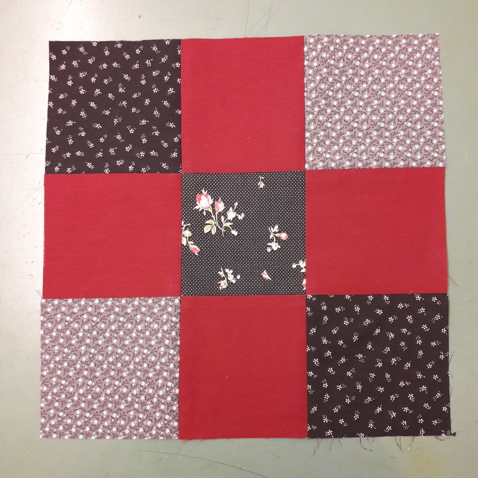 B\u00f6rja med din lappteknik. M\u00e4t hur l\u00e5ng sidan av din lappteknik \u00e4r. Min \u00e4r 32 cm men du m\u00e5ste utg\u00e5 fr\u00e5n ditt m\u00e5tt.