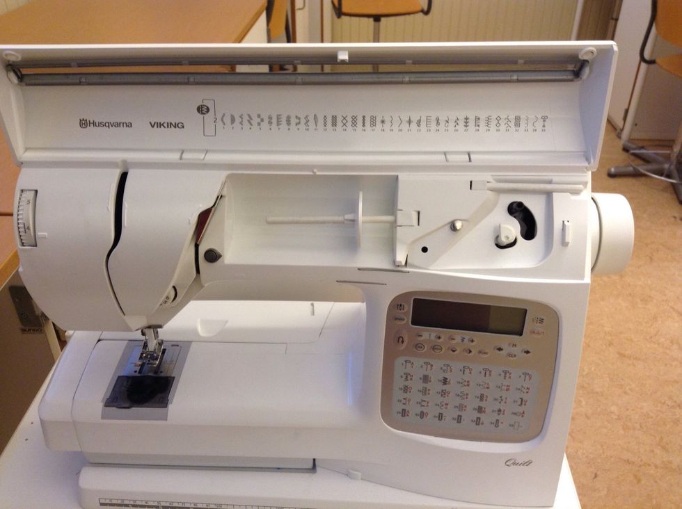 B\u00f6rja med \u00f6vertr\u00e5den: F\u00e4ll upp luckan p\u00e5 maskinens framsida.