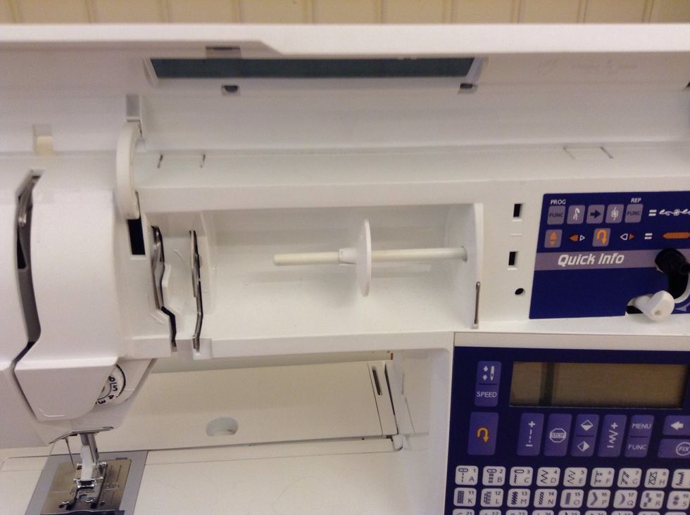 B\u00f6rja med \u00f6vertr\u00e5den: F\u00e4ll upp luckan p\u00e5 maskinens framsida.