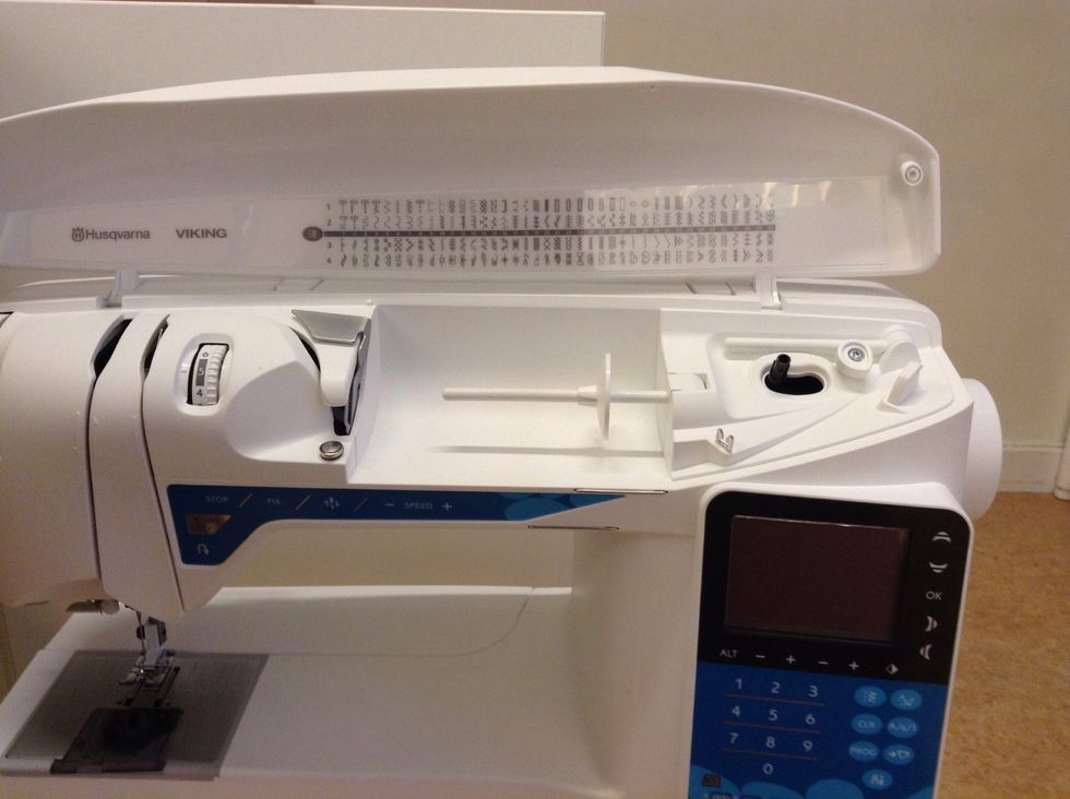 B\u00f6rja med \u00f6vertr\u00e5den: F\u00e4ll upp luckan p\u00e5 maskinens framsida.