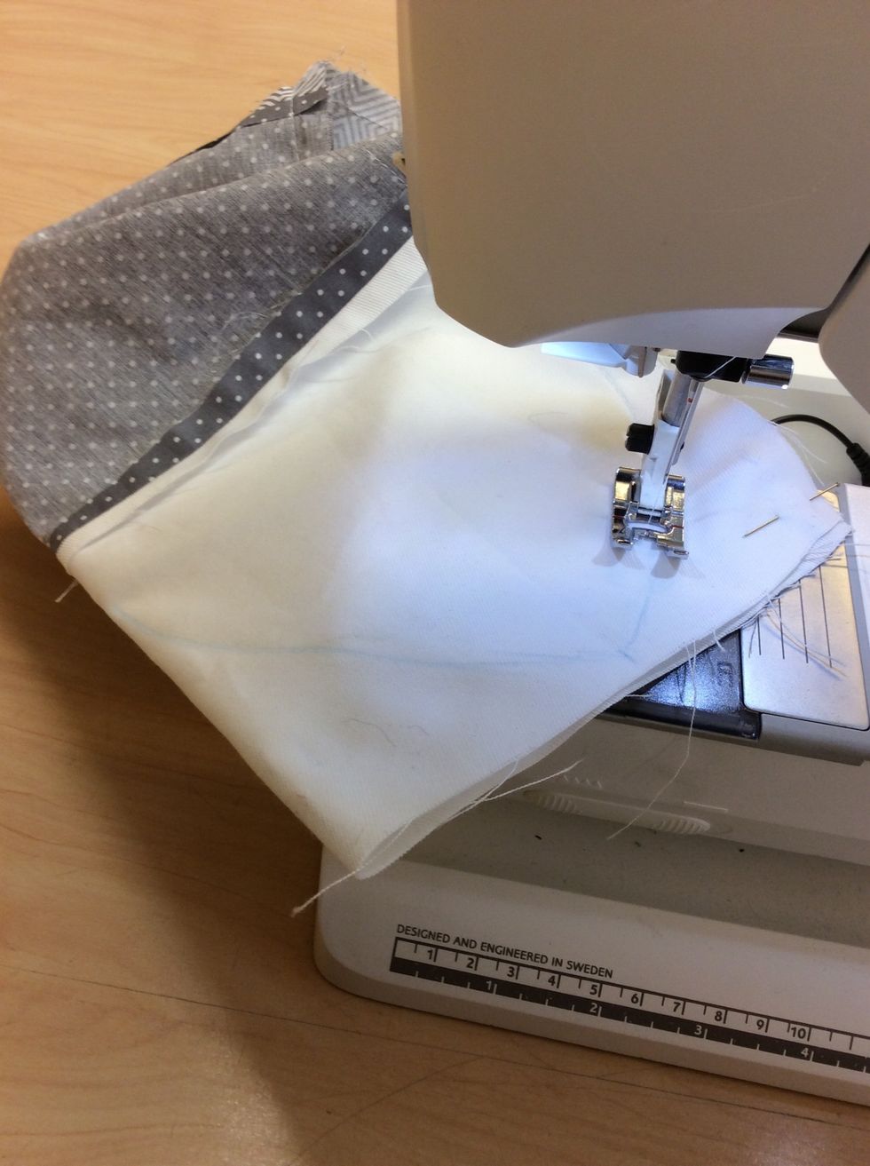 B\u00f6rja sy fr\u00e5n andra strecket och f\u00e4st tr\u00e5den n\u00e4r du b\u00f6rjar. Avsluta s\u00f6mmen l\u00e4ngst ner p\u00e5 \u201dsvansen\u201d.