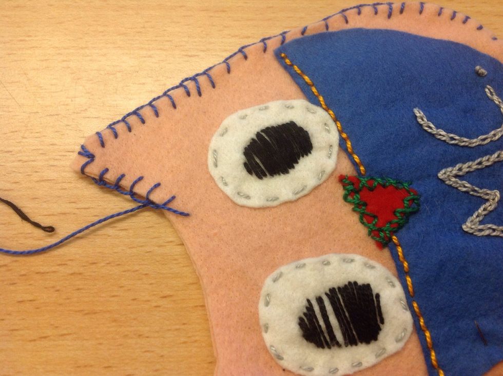 B\u00f6rja sy langetts\u00f6mmen som ska vara p\u00e5 kanten och som ska h\u00e5lla ihop filtisen. T\u00e4nk p\u00e5 att l\u00e4mna ett h\u00e5l f\u00f6r att kunna stoppa filtisen