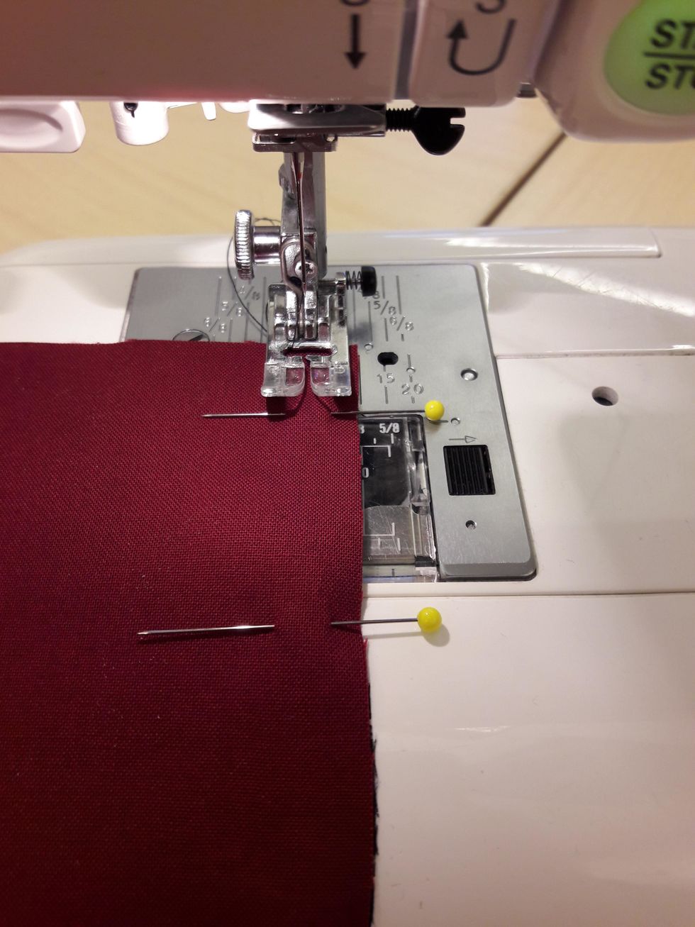 B\u00f6rja sy med 1 cm s\u00f6msm\u00e5n. Kanten p\u00e5 tyget ska l\u00f6pa l\u00e4ngst med pressarfotens h\u00f6gra kant. I lappteknik \u00e4r det viktigt att h\u00e5lla en j\u00e4mn s\u00f6msm\u00e5n f\u00f6r att bitarna ska passa ihop senare.