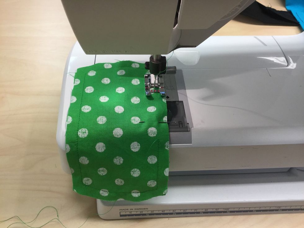 B\u00f6rja sy p\u00e5 2/3-delar av ena l\u00e5ngsidan, f\u00e4st i b\u00f6rjan. Sy runt och l\u00e4mna en \u00f6ppning i slutet p\u00e5 1/3-del, f\u00e4st i slutet.