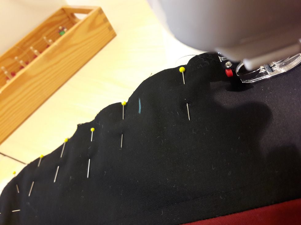 B\u00f6rja sy vid r\u00e4tt markering, du ska inte sy ihop den korta str\u00e4ckan mellan markeringarna. Den andra markeringen ska vara bakom symaskinen n\u00e4r du b\u00f6rjar sy.