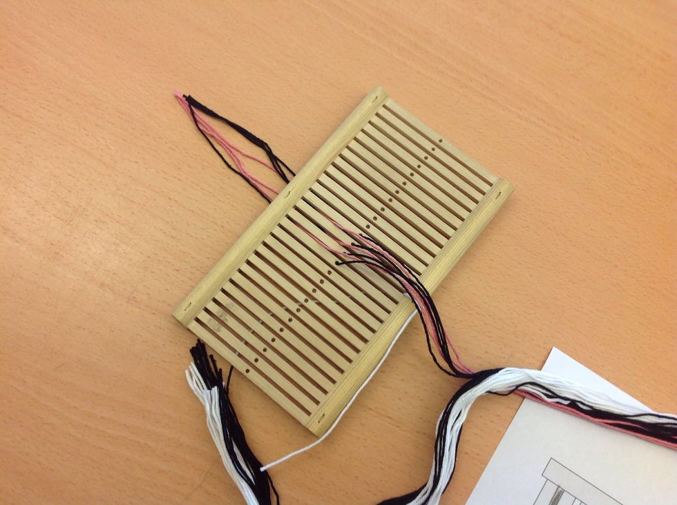 B\u00f6rja tr\u00e4 i tr\u00e5darna fr\u00e5n mitten. Titta p\u00e5 ditt m\u00f6nster och f\u00f6lj det noga.