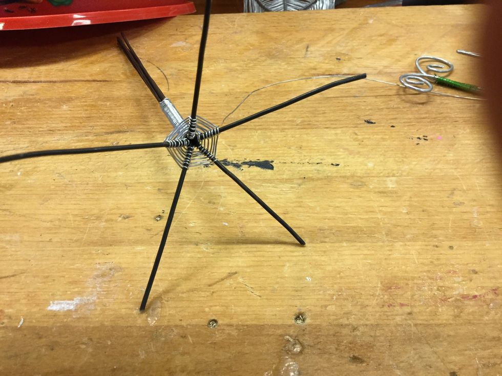 B\u00f6rja v\u00e4v med den tunna tr\u00e5den. L\u00e4gg tr\u00e5den runt ett varv, g\u00e5 vidare till n\u00e4sta, l\u00e4gg tr\u00e5den runt ett varv osv. Forts\u00e4tt tills du f\u00e5r en stabil fot.