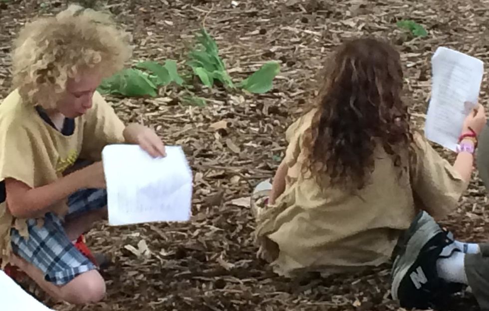 B\u00farlese de los amores de su hermanito.