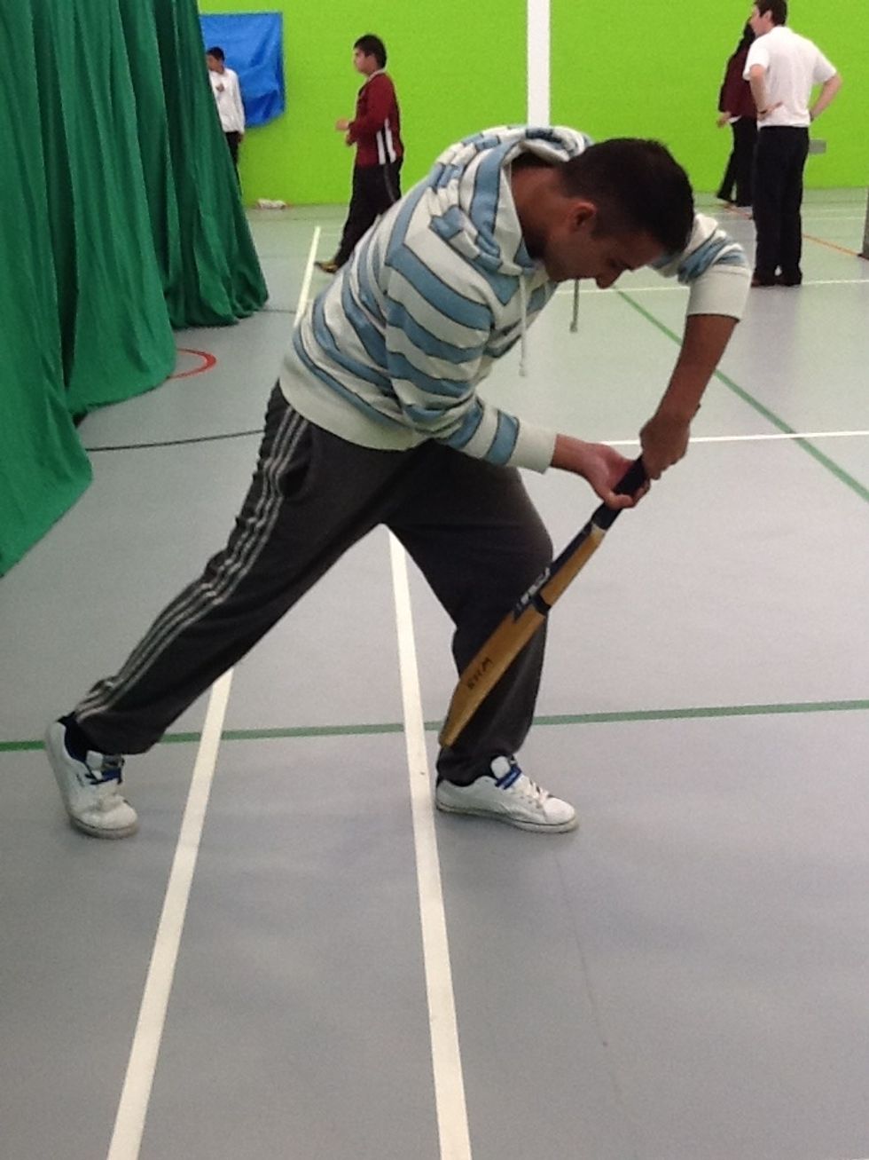 Back heel raised, relaxed bottom hand, balance maintained