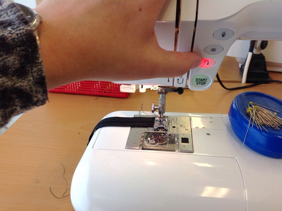 Backa genom att h\u00e5lla in knappen med pilen som d\u00e5 lyser r\u00f6tt.