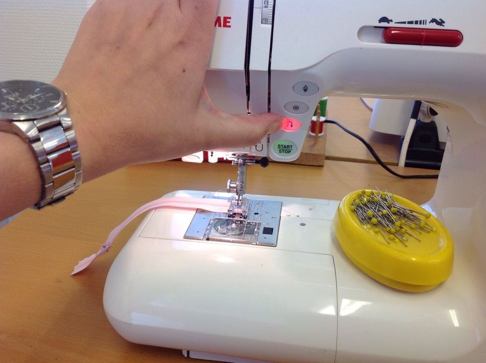 Backa genom att trycka in knappen med pilen s\u00e5 att den lyser r\u00f6tt samtidigt som du trycker ned pedalen med foten.