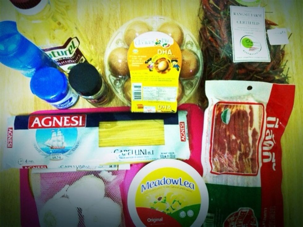 Bacon, Garlic, Dried hot pepper, Spaghetti, Oliveoil, Butter, Salt, Sugar, Black pepper, An egg.