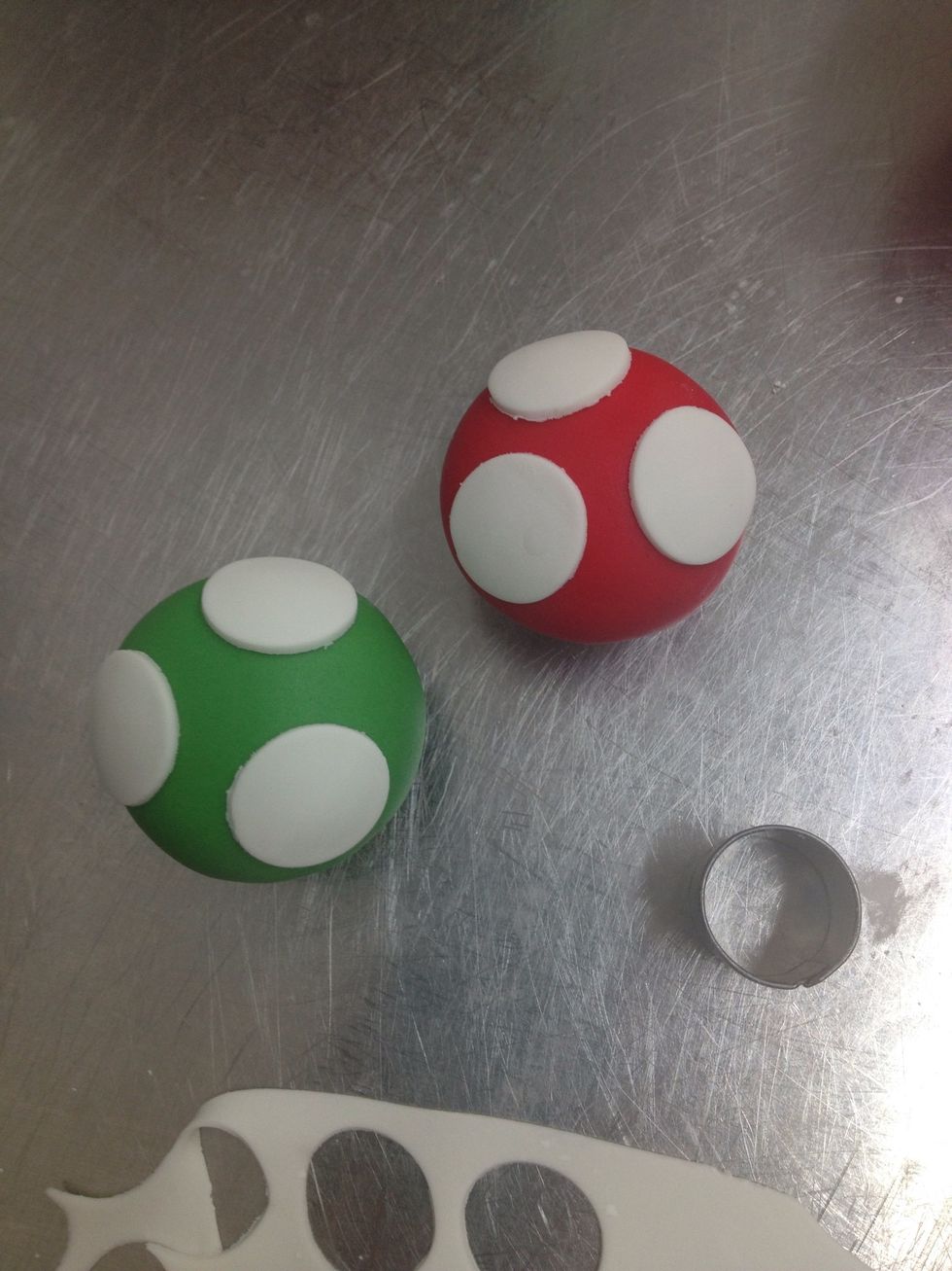 Bagnamo leggermente con pennello e acqua il retro e li poggiamo sulle cupolette