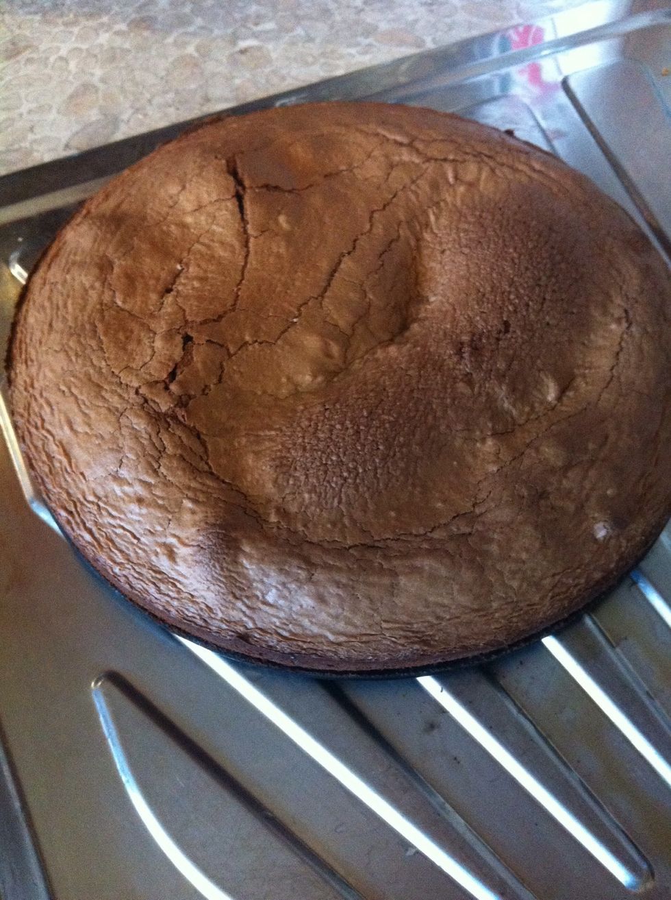 Bake in the oven 30 - 45 min. Leave to cool in the tin a few minutes then turn out. Cut the corpus horizontally in the middle. Spread 1/3 of apricot jam on the base part and put the up part back.