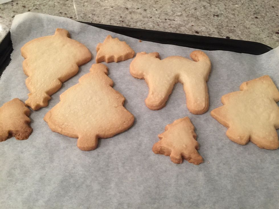 Bake the cookies for 15-20 mins or until brown around the edges\n\nRemove from oven and let it cool down for 10 min.\nIf you dont let the cookies cool down before removing it from the pan, it will crack