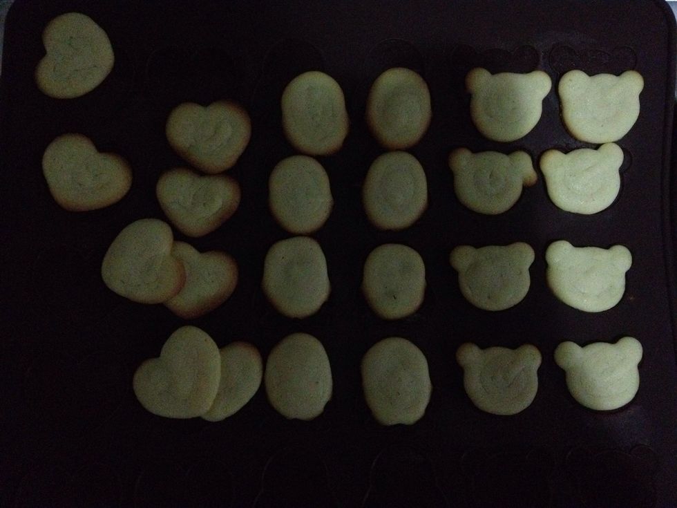 Baked! They should be alittle browner than this in the middle though. Leave to cool.