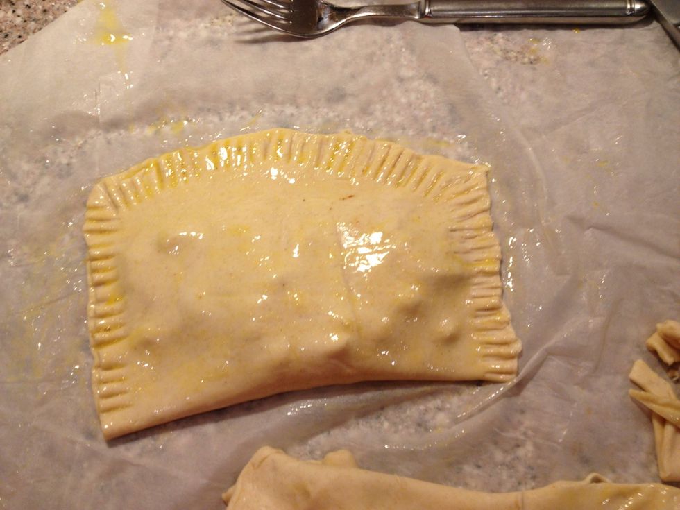 Baste with an egg and press down the edges with a fork. Sprinkle with sugar. Bake apples and this miniature pie in the oven for 30 minutes.