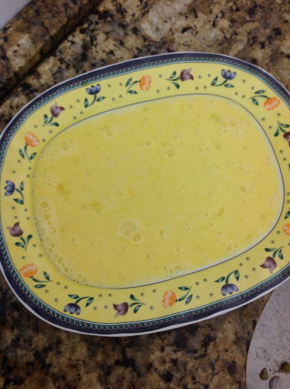 Bata dois ovos inteiros