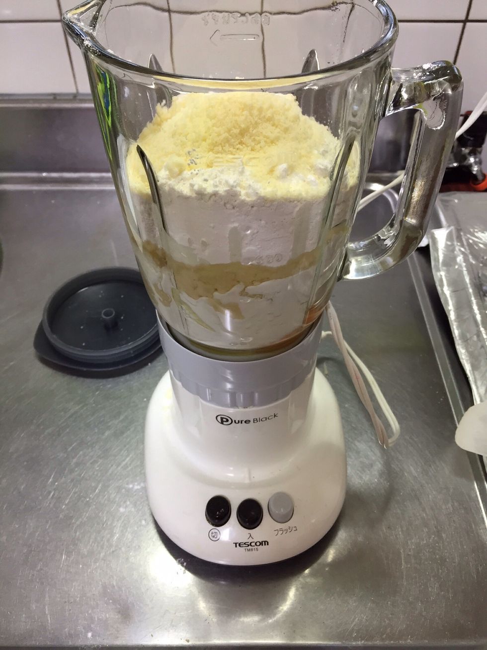 Bata todos os ingredientes da massa no liquidificador