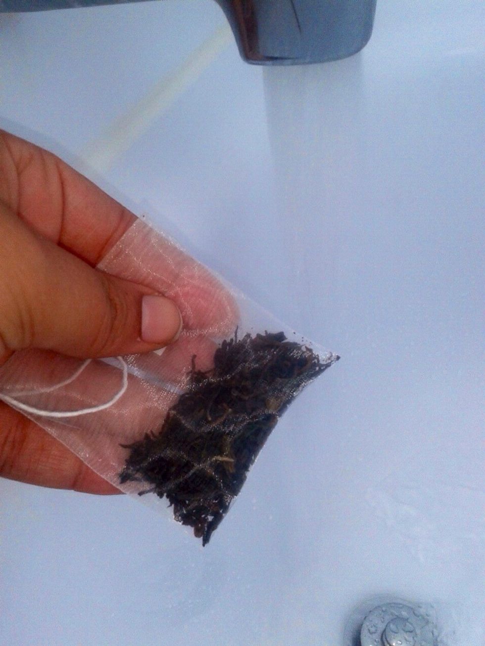 Bathing: Activate tea leaves by adding the bag to boiling water before putting it in the bath. Add extra tea bags to the tub as needed. Save what you don't use for your next bath.