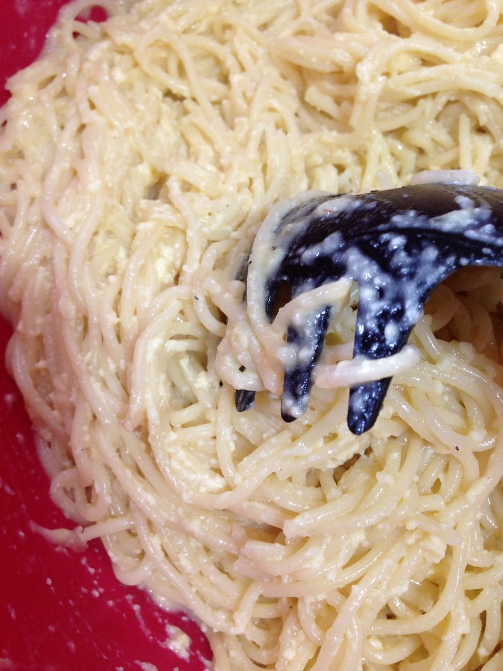 Batidos los huevos con el queso, agregar la pasta reci\u00e9n cocinada