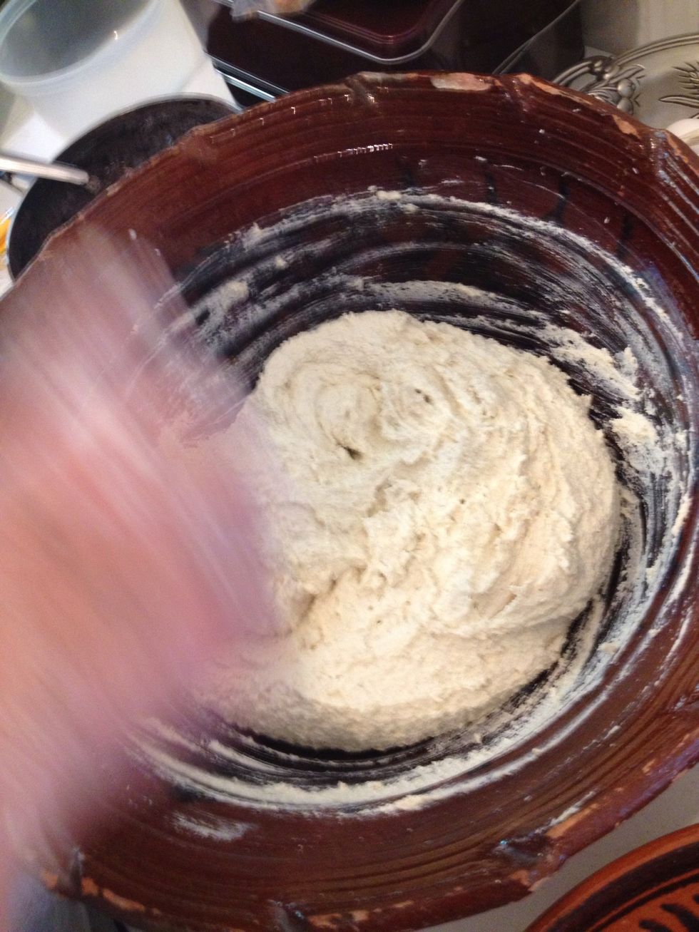 Batir la manteca en una caserola  hasta que cambie de color bastante fuerte con la mano