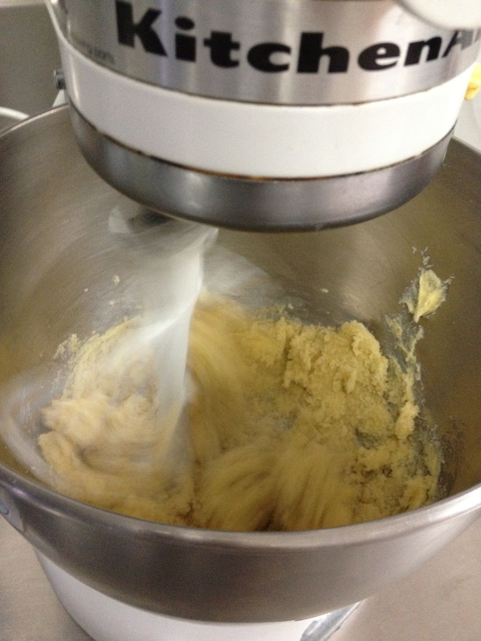 Batir la mantequilla y el azucar hasta hacer una masa. // Mix the butter and the sugar until a mass is made.