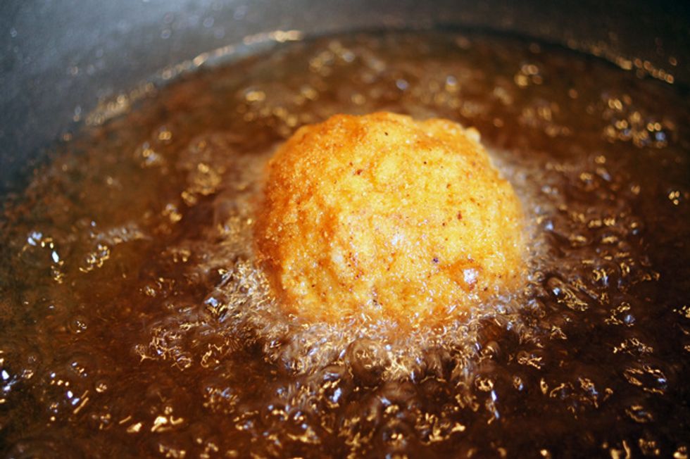 Battez le dernier oeuf, puis enfarinez les boulettes de riz, puis panez les en les passant dans la chapelure et l\u2019oeuf battu. Frire dans l'huile chaude.