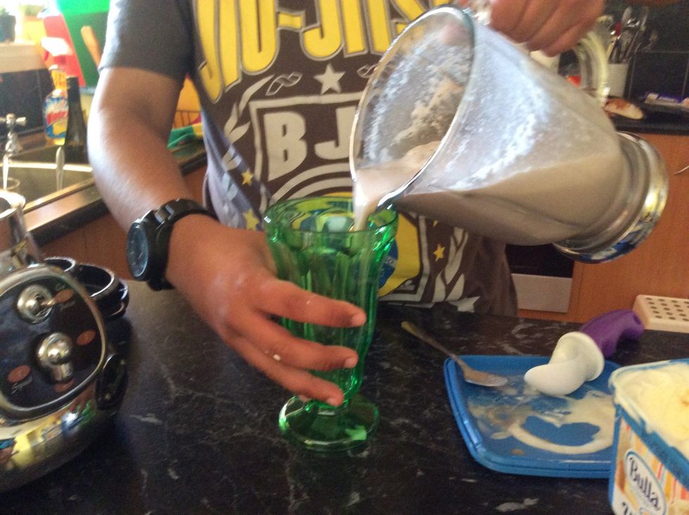 Be careful when you pour the smoothie.