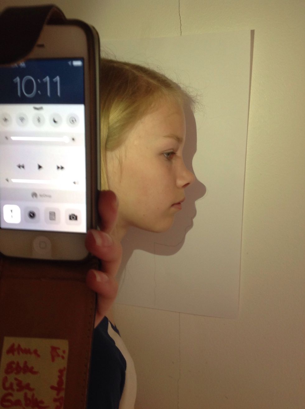 Be en kompis eller fr\u00f6ken om hj\u00e4lp! Tejpa pappret p\u00e5 v\u00e4ggen i ett m\u00f6rkt rum, anv\u00e4nd en ficklampa och rita av profilen.