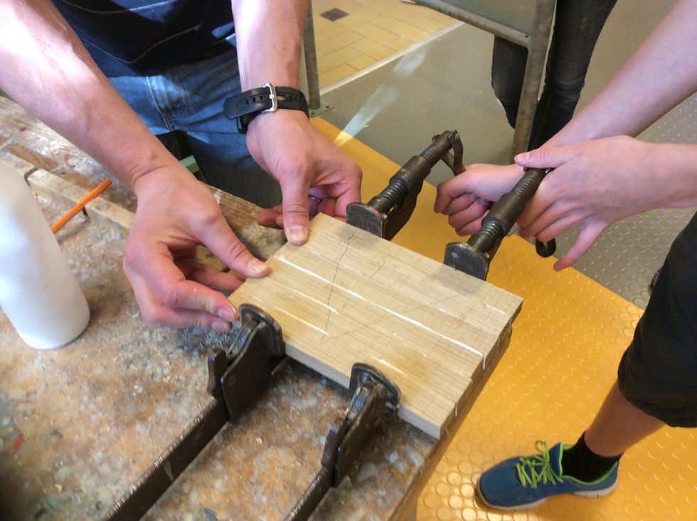 Be en kompis hj\u00e4lpa dig n\u00e4r du sp\u00e4nner knektarna v\u00e4xelvis f\u00f6rsiktigt.