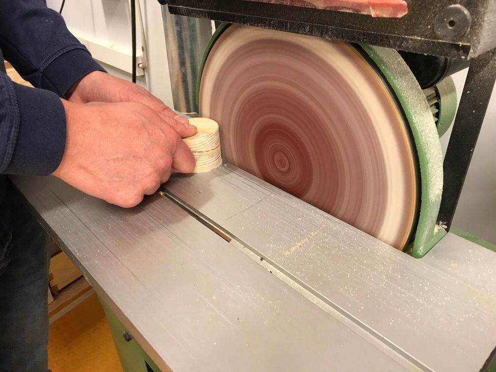 Be Fredrik att fixa till de tre stora cirklarna du limmat ihop p\u00e5 putsskivan.