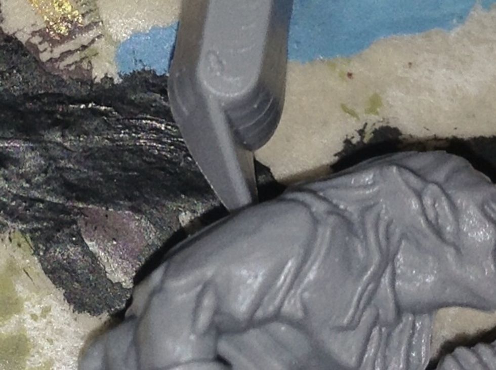 Be sure to cut from this direction - not the flat underside of the sprue - so as not to damage the model.