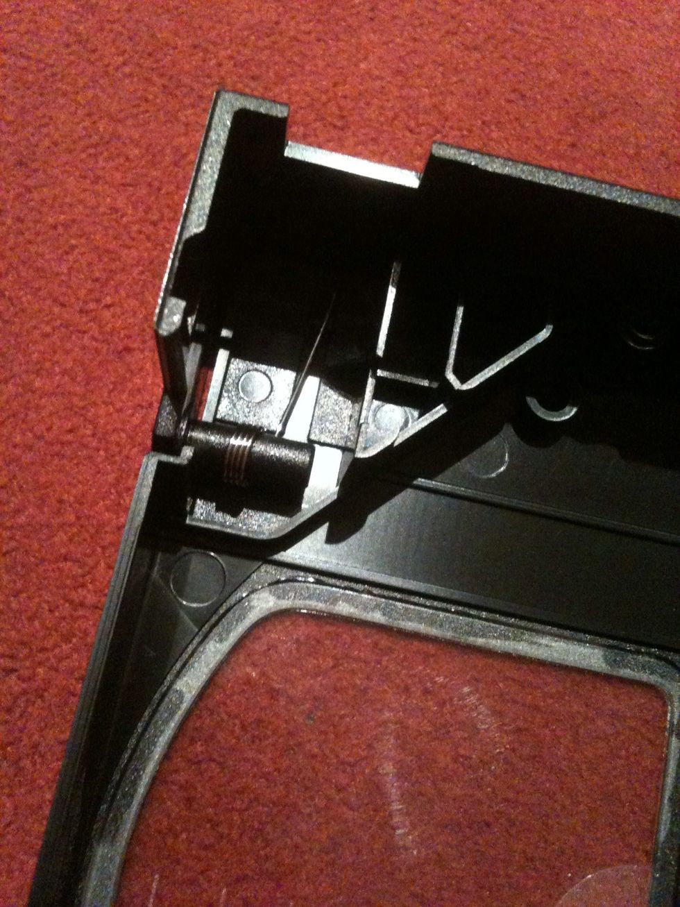 Be sure to leave this little peace of wire! It's the one who makes the movable part of the cassette always turn back to its position.