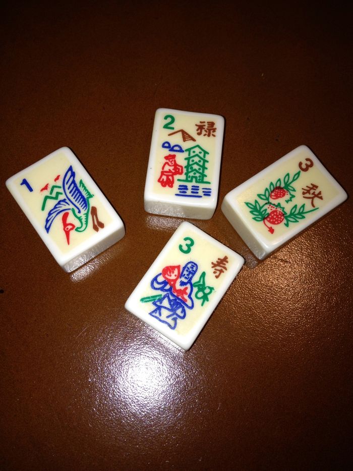 Be sure to recognize the difference between a 1 bam and a flower in any given mahj set. The 1 bam looks like a bird.