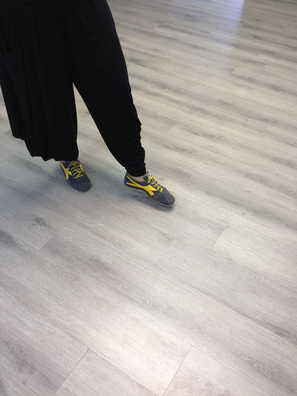 Beat 5 step right foot back, transferring your weight