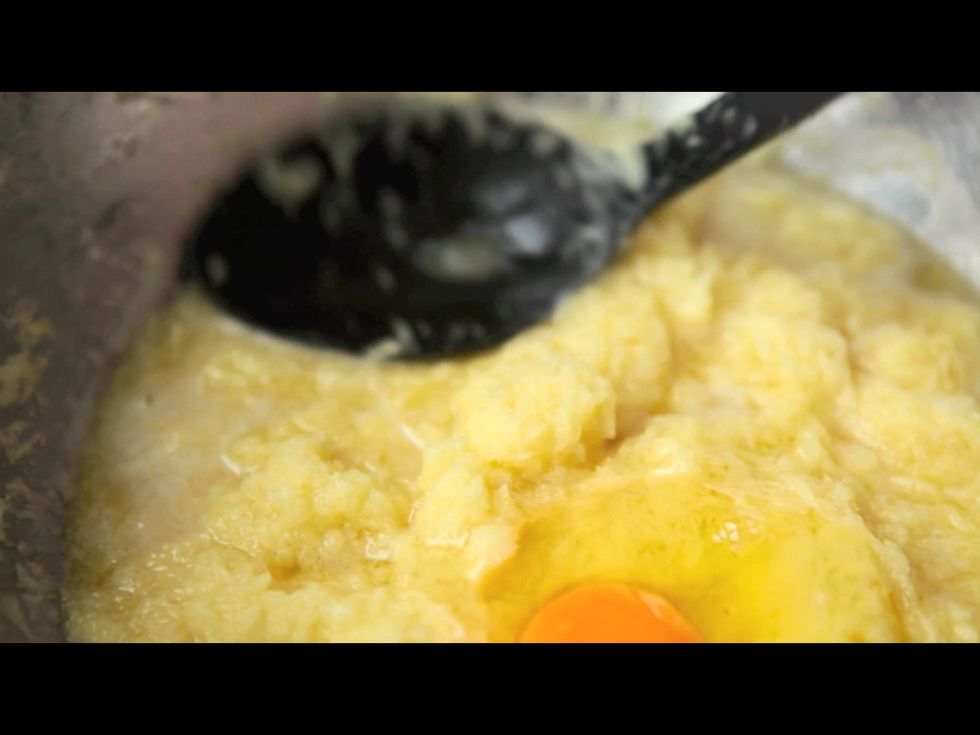 Beat an egg, season with salt and add it to the potato mixture.