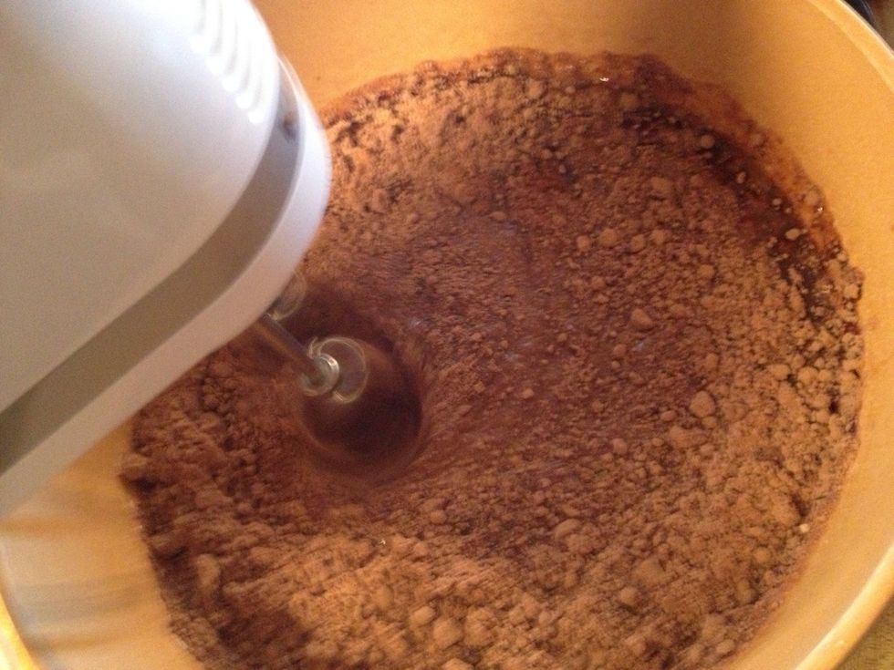 Beat at medium speed with an electric mixer 2 minutes.